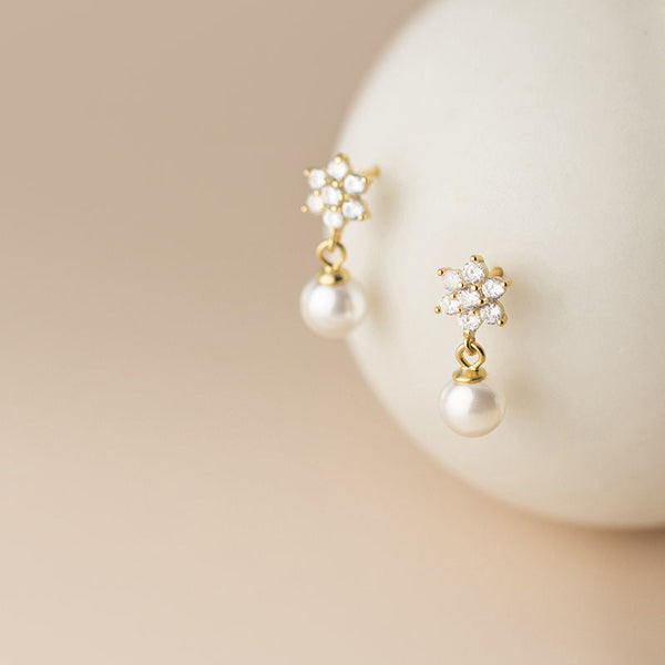 Klara – Pendientes circulares dorados con perlas.