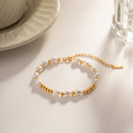 Livia – Pulsera de perlas suave con brillo dorado.
