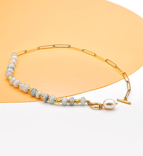 Zoé – Pendientes largos dorados con colgante de perla.