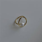Greta – Gold ring with pearl.