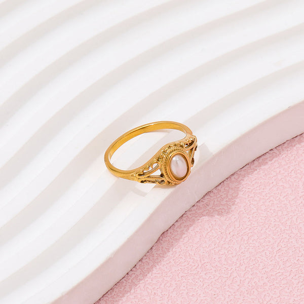 Klára – Anillo dorado minimalista con suave ondulación.