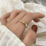 Elisa – Anillo de perlas juguetón con corazón dorado.