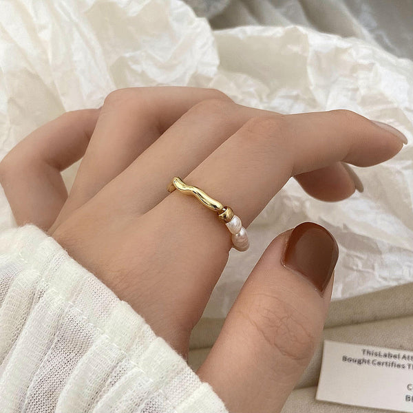 Elisa – Anillo de perlas juguetón con corazón dorado.