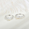 Leni – Pendientes de perlas delicados con cadena dorada.