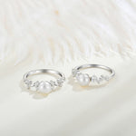 Leni – Pendientes de perlas delicados con cadena dorada.