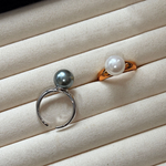 Ida – Golden ring with a smooth surface and pearl accent.