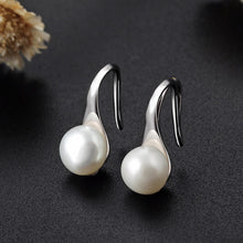 Helena – Pendientes dorados con perla ovalada.