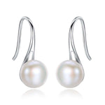 Helena – Pendientes dorados con perla ovalada.