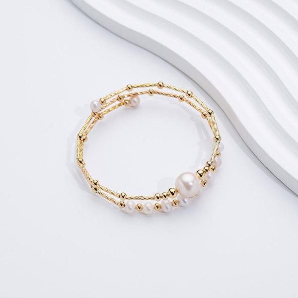 Margrit – Pendientes de oro con disposición asimétrica de perlas.