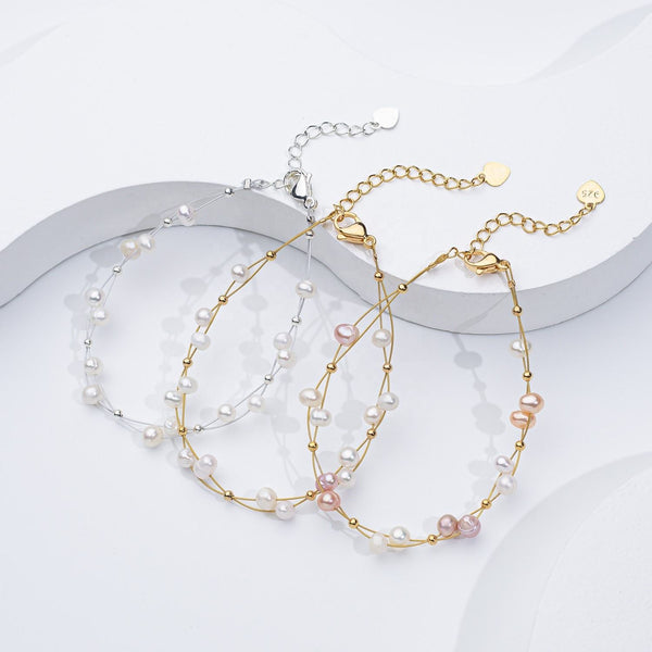 Marlena – Pulsera dorada con acentos de perlas.