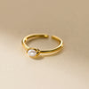 Kateřina – Anillo de oro delicado con línea de perlas.