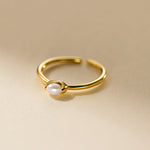 Kateřina – Anillo de oro delicado con línea de perlas.
