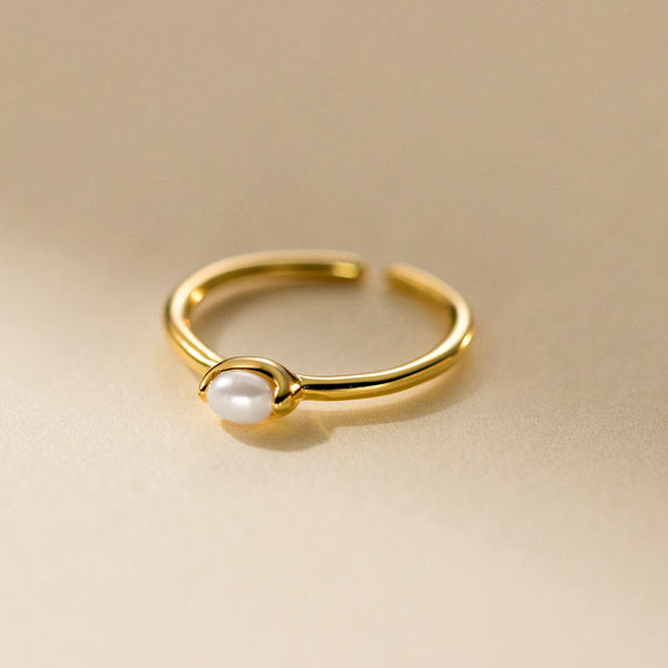Kateřina – Anillo de oro delicado con línea de perlas.