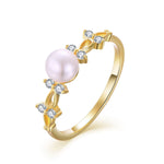 Leni – Pendientes de perlas delicados con cadena dorada.
