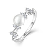 Leni – Pendientes de perlas delicados con cadena dorada.