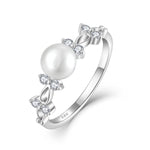 Leni – Pendientes de perlas delicados con cadena dorada.