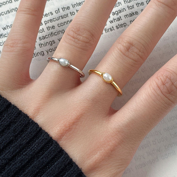 Kateřina – Anillo de oro delicado con línea de perlas.