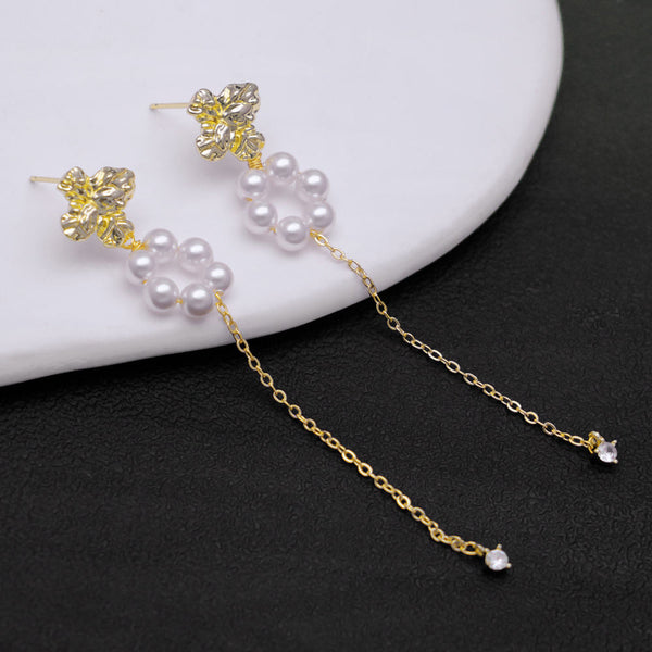 Viktorie – Collar de perlas con brillo dorado.