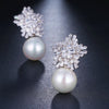 Selina – Pulsera de perlas con colgante dorado.