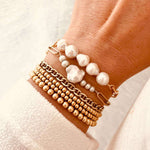 Leonie – Playful pearl ring with a golden accent.