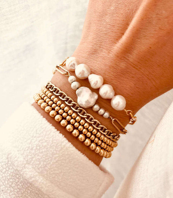 Leonie – Playful pearl ring with a golden accent.