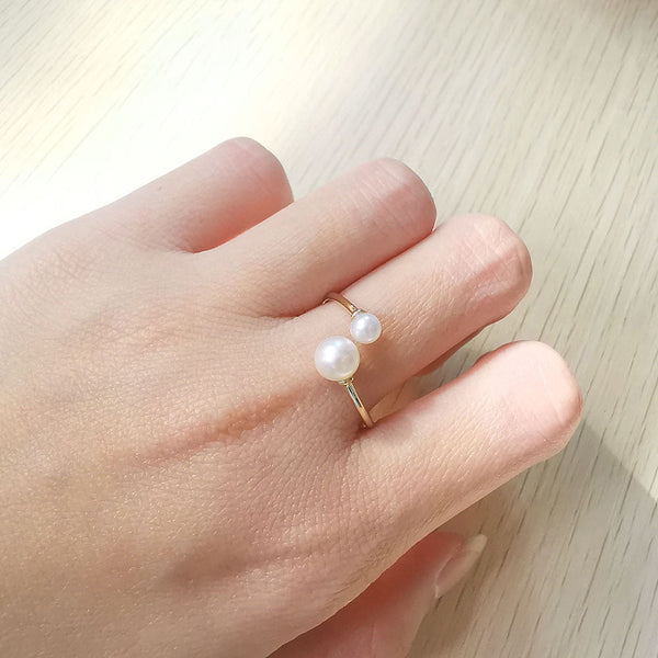 Johana – Anillo con terminación asimétrica de perlas.