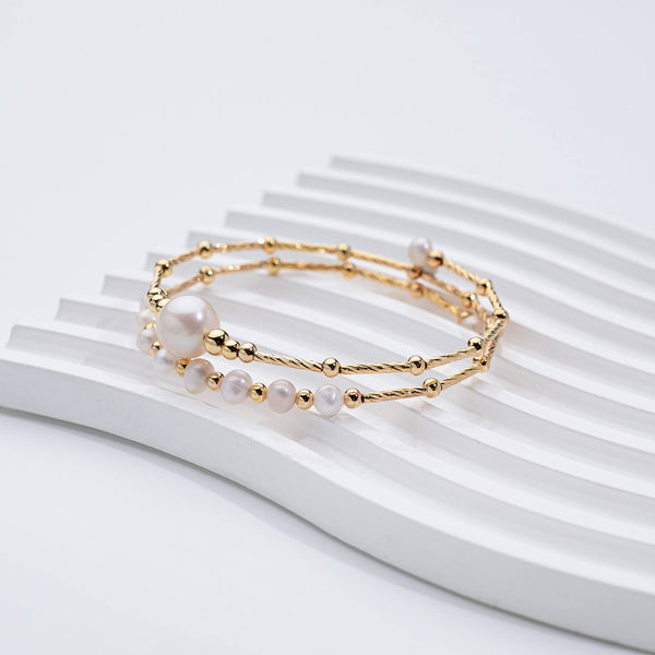 Margrit – Pendientes de oro con disposición asimétrica de perlas.