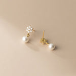 Klara – Pendientes circulares dorados con perlas.