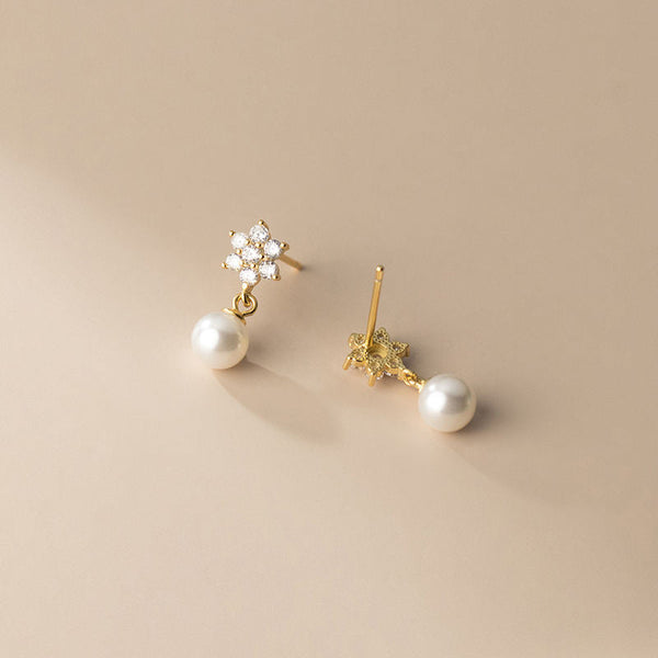 Klara – Pendientes circulares dorados con perlas.