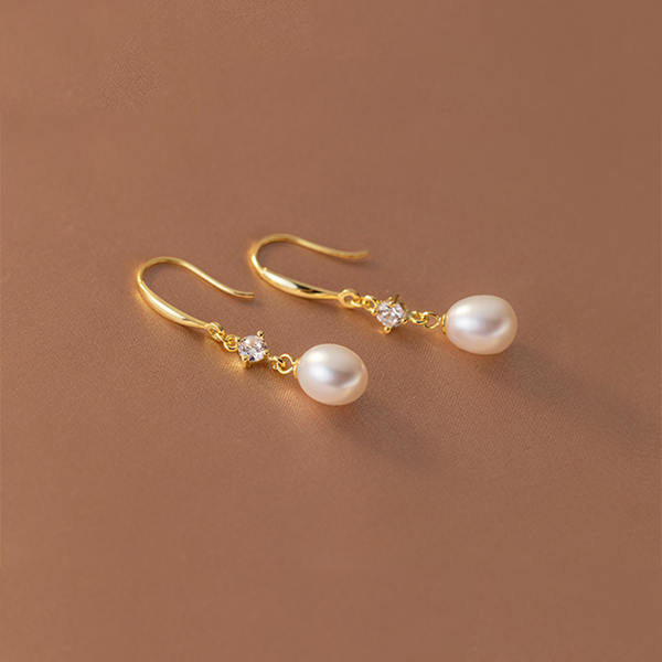 Nora – Pendientes clásicos de perlas con cierre moderno.
