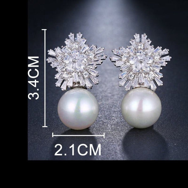 Selina – Pulsera de perlas con colgante dorado.
