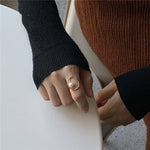 Greta – Gold ring with pearl.