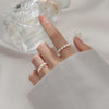 Friederika – Anillo de oro escultórico con detalle de perla.