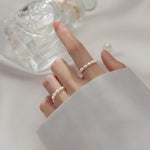 Friederika – Anillo de oro escultórico con detalle de perla.