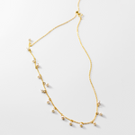 Irma – Pendientes de perlas redondas con borde dorado texturizado.