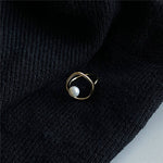 Greta – Gold ring with pearl.