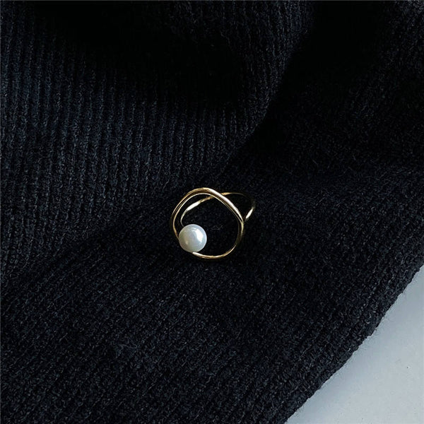 Greta – Gold ring with pearl.