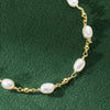 Pavla – Pulsera de perlas delicadas con cierre dorado.