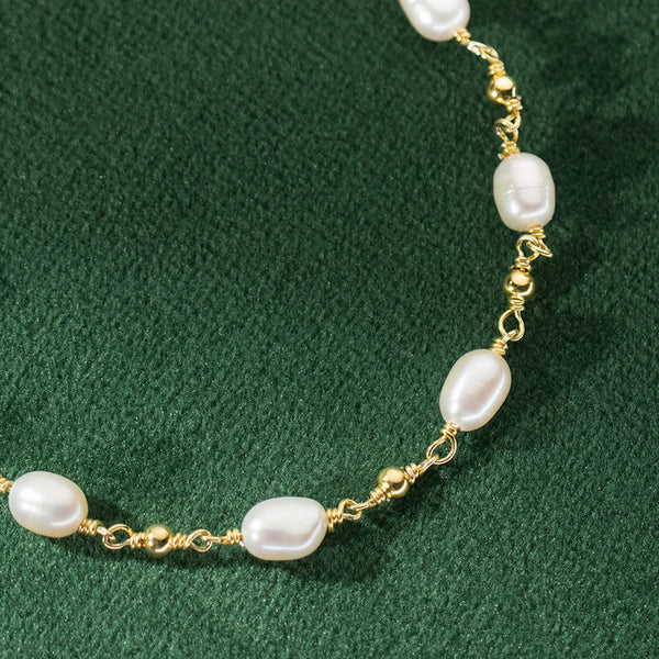 Pavla – Pulsera de perlas delicadas con cierre dorado.