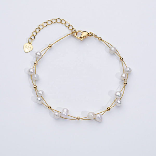 Marlena – Pulsera dorada con acentos de perlas.