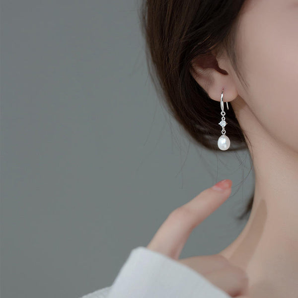 Nora – Pendientes clásicos de perlas con cierre moderno.