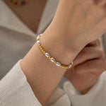 Livia – Pulsera de perlas suave con brillo dorado.
