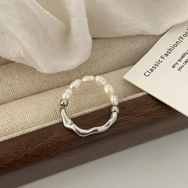 Elisa – Anillo de perlas juguetón con corazón dorado.