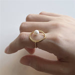 Greta – Gold ring with pearl.