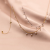 Irma – Pendientes de perlas redondas con borde dorado texturizado.