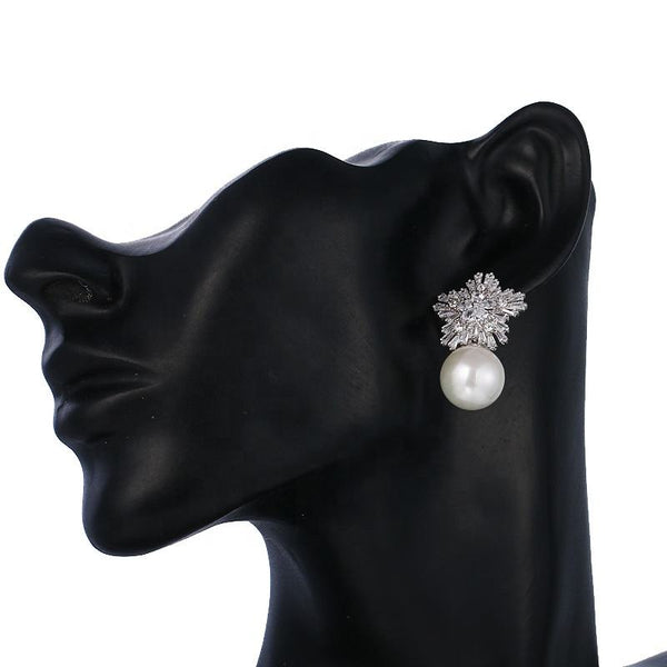 Selina – Pulsera de perlas con colgante dorado.