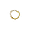 Elisa – Anillo de perlas juguetón con corazón dorado.