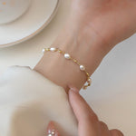 Pavla – Pulsera de perlas delicadas con cierre dorado.