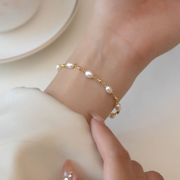 Pavla – Pulsera de perlas delicadas con cierre dorado.