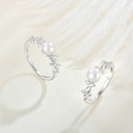 Leni – Pendientes de perlas delicados con cadena dorada.